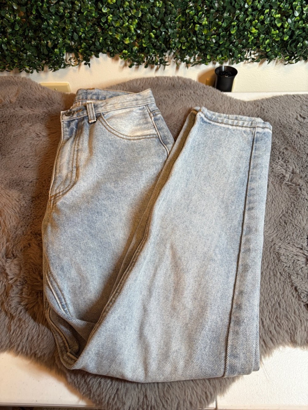 Brandy Melville Light Wash Straight-Leg Jeans Size Small